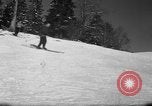 Standbild Studenten manövrieren Pole bei Ski Patrol Schule Berchtesgaden Deutschland, 1957, aus Sekunde 30 historischem Filmmaterial Videoclip 65675043163