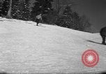 Standbild Studenten manövrieren Pole bei Ski Patrol Schule Berchtesgaden Deutschland, 1957, aus Sekunde 31 historischem Filmmaterial Videoclip 65675043163