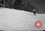 Standbild Studenten manövrieren Pole bei Ski Patrol Schule Berchtesgaden Deutschland, 1957, aus Sekunde 32 historischem Filmmaterial Videoclip 65675043163