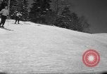 Standbild Studenten manövrieren Pole bei Ski Patrol Schule Berchtesgaden Deutschland, 1957, aus Sekunde 33 historischem Filmmaterial Videoclip 65675043163