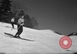 Standbild Studenten manövrieren Pole bei Ski Patrol Schule Berchtesgaden Deutschland, 1957, aus Sekunde 34 historischem Filmmaterial Videoclip 65675043163
