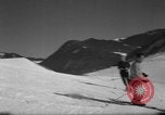 Standbild Studenten manövrieren Pole bei Ski Patrol Schule Berchtesgaden Deutschland, 1957, aus Sekunde 35 historischem Filmmaterial Videoclip 65675043163