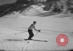 Standbild Studenten manövrieren Pole bei Ski Patrol Schule Berchtesgaden Deutschland, 1957, aus Sekunde 36 historischem Filmmaterial Videoclip 65675043163