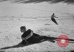 Standbild Studenten manövrieren Pole bei Ski Patrol Schule Berchtesgaden Deutschland, 1957, aus Sekunde 37 historischem Filmmaterial Videoclip 65675043163