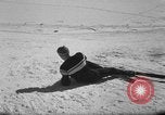 Standbild Studenten manövrieren Pole bei Ski Patrol Schule Berchtesgaden Deutschland, 1957, aus Sekunde 39 historischem Filmmaterial Videoclip 65675043163
