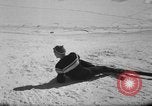 Standbild Studenten manövrieren Pole bei Ski Patrol Schule Berchtesgaden Deutschland, 1957, aus Sekunde 40 historischem Filmmaterial Videoclip 65675043163