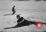 Standbild Studenten manövrieren Pole bei Ski Patrol Schule Berchtesgaden Deutschland, 1957, aus Sekunde 43 historischem Filmmaterial Videoclip 65675043163