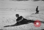 Standbild Studenten manövrieren Pole bei Ski Patrol Schule Berchtesgaden Deutschland, 1957, aus Sekunde 45 historischem Filmmaterial Videoclip 65675043163
