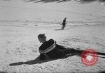 Standbild Studenten manövrieren Pole bei Ski Patrol Schule Berchtesgaden Deutschland, 1957, aus Sekunde 46 historischem Filmmaterial Videoclip 65675043163