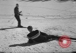 Standbild Studenten manövrieren Pole bei Ski Patrol Schule Berchtesgaden Deutschland, 1957, aus Sekunde 54 historischem Filmmaterial Videoclip 65675043163