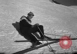 Standbild Studenten manövrieren Pole bei Ski Patrol Schule Berchtesgaden Deutschland, 1957, aus Sekunde 58 historischem Filmmaterial Videoclip 65675043163