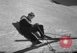 Standbild Studenten manövrieren Pole bei Ski Patrol Schule Berchtesgaden Deutschland, 1957, aus Sekunde 59 historischem Filmmaterial Videoclip 65675043163