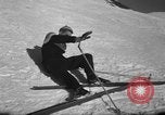 Standbild Studenten manövrieren Pole bei Ski Patrol Schule Berchtesgaden Deutschland, 1957, aus Sekunde 60 historischem Filmmaterial Videoclip 65675043163
