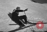 Standbild Studenten manövrieren Pole bei Ski Patrol Schule Berchtesgaden Deutschland, 1957, aus Sekunde 61 historischem Filmmaterial Videoclip 65675043163