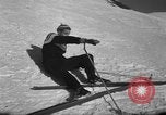Standbild Studenten manövrieren Pole bei Ski Patrol Schule Berchtesgaden Deutschland, 1957, aus Sekunde 62 historischem Filmmaterial Videoclip 65675043163