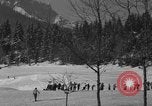 Standbild Jungen und Mädchen in den USA Ski Patrol Schule Berchtesgaden Deutschland, 1957, aus Sekunde 3 historischem Filmmaterial Videoclip 65675043165