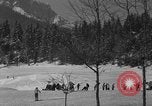 Standbild Jungen und Mädchen in den USA Ski Patrol Schule Berchtesgaden Deutschland, 1957, aus Sekunde 4 historischem Filmmaterial Videoclip 65675043165