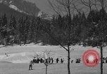Standbild Jungen und Mädchen in den USA Ski Patrol Schule Berchtesgaden Deutschland, 1957, aus Sekunde 6 historischem Filmmaterial Videoclip 65675043165