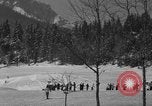 Standbild Jungen und Mädchen in den USA Ski Patrol Schule Berchtesgaden Deutschland, 1957, aus Sekunde 7 historischem Filmmaterial Videoclip 65675043165