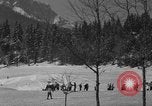 Standbild Jungen und Mädchen in den USA Ski Patrol Schule Berchtesgaden Deutschland, 1957, aus Sekunde 8 historischem Filmmaterial Videoclip 65675043165
