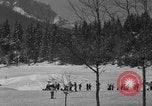 Standbild Jungen und Mädchen in den USA Ski Patrol Schule Berchtesgaden Deutschland, 1957, aus Sekunde 9 historischem Filmmaterial Videoclip 65675043165