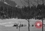 Standbild Jungen und Mädchen in den USA Ski Patrol Schule Berchtesgaden Deutschland, 1957, aus Sekunde 12 historischem Filmmaterial Videoclip 65675043165