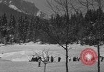 Standbild Jungen und Mädchen in den USA Ski Patrol Schule Berchtesgaden Deutschland, 1957, aus Sekunde 14 historischem Filmmaterial Videoclip 65675043165