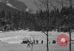 Standbild Jungen und Mädchen in den USA Ski Patrol Schule Berchtesgaden Deutschland, 1957, aus Sekunde 15 historischem Filmmaterial Videoclip 65675043165