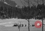Standbild Jungen und Mädchen in den USA Ski Patrol Schule Berchtesgaden Deutschland, 1957, aus Sekunde 16 historischem Filmmaterial Videoclip 65675043165