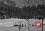 Standbild Jungen und Mädchen in den USA Ski Patrol Schule Berchtesgaden Deutschland, 1957, aus Sekunde 17 historischem Filmmaterial Videoclip 65675043165