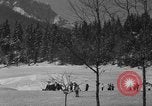 Standbild Jungen und Mädchen in den USA Ski Patrol Schule Berchtesgaden Deutschland, 1957, aus Sekunde 20 historischem Filmmaterial Videoclip 65675043165