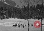 Standbild Jungen und Mädchen in den USA Ski Patrol Schule Berchtesgaden Deutschland, 1957, aus Sekunde 21 historischem Filmmaterial Videoclip 65675043165