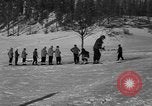Standbild Jungen und Mädchen in den USA Ski Patrol Schule Berchtesgaden Deutschland, 1957, aus Sekunde 22 historischem Filmmaterial Videoclip 65675043165