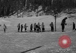 Standbild Jungen und Mädchen in den USA Ski Patrol Schule Berchtesgaden Deutschland, 1957, aus Sekunde 23 historischem Filmmaterial Videoclip 65675043165