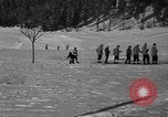 Standbild Jungen und Mädchen in den USA Ski Patrol Schule Berchtesgaden Deutschland, 1957, aus Sekunde 25 historischem Filmmaterial Videoclip 65675043165