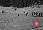Standbild Jungen und Mädchen in den USA Ski Patrol Schule Berchtesgaden Deutschland, 1957, aus Sekunde 26 historischem Filmmaterial Videoclip 65675043165