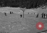 Standbild Jungen und Mädchen in den USA Ski Patrol Schule Berchtesgaden Deutschland, 1957, aus Sekunde 27 historischem Filmmaterial Videoclip 65675043165