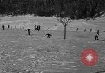 Standbild Jungen und Mädchen in den USA Ski Patrol Schule Berchtesgaden Deutschland, 1957, aus Sekunde 28 historischem Filmmaterial Videoclip 65675043165