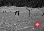 Standbild Jungen und Mädchen in den USA Ski Patrol Schule Berchtesgaden Deutschland, 1957, aus Sekunde 29 historischem Filmmaterial Videoclip 65675043165