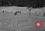 Standbild Jungen und Mädchen in den USA Ski Patrol Schule Berchtesgaden Deutschland, 1957, aus Sekunde 30 historischem Filmmaterial Videoclip 65675043165