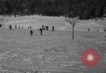 Standbild Jungen und Mädchen in den USA Ski Patrol Schule Berchtesgaden Deutschland, 1957, aus Sekunde 31 historischem Filmmaterial Videoclip 65675043165