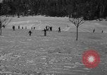 Standbild Jungen und Mädchen in den USA Ski Patrol Schule Berchtesgaden Deutschland, 1957, aus Sekunde 32 historischem Filmmaterial Videoclip 65675043165