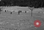 Standbild Jungen und Mädchen in den USA Ski Patrol Schule Berchtesgaden Deutschland, 1957, aus Sekunde 33 historischem Filmmaterial Videoclip 65675043165