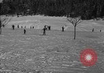 Standbild Jungen und Mädchen in den USA Ski Patrol Schule Berchtesgaden Deutschland, 1957, aus Sekunde 34 historischem Filmmaterial Videoclip 65675043165