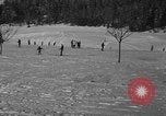 Standbild Jungen und Mädchen in den USA Ski Patrol Schule Berchtesgaden Deutschland, 1957, aus Sekunde 36 historischem Filmmaterial Videoclip 65675043165