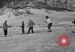 Standbild Jungen und Mädchen in den USA Ski Patrol Schule Berchtesgaden Deutschland, 1957, aus Sekunde 37 historischem Filmmaterial Videoclip 65675043165