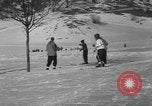 Standbild Jungen und Mädchen in den USA Ski Patrol Schule Berchtesgaden Deutschland, 1957, aus Sekunde 38 historischem Filmmaterial Videoclip 65675043165