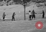 Standbild Jungen und Mädchen in den USA Ski Patrol Schule Berchtesgaden Deutschland, 1957, aus Sekunde 39 historischem Filmmaterial Videoclip 65675043165