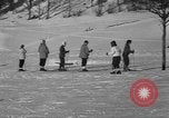 Standbild Jungen und Mädchen in den USA Ski Patrol Schule Berchtesgaden Deutschland, 1957, aus Sekunde 40 historischem Filmmaterial Videoclip 65675043165