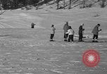 Standbild Jungen und Mädchen in den USA Ski Patrol Schule Berchtesgaden Deutschland, 1957, aus Sekunde 41 historischem Filmmaterial Videoclip 65675043165
